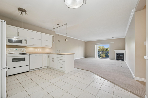 25 Wyndham St S 304 