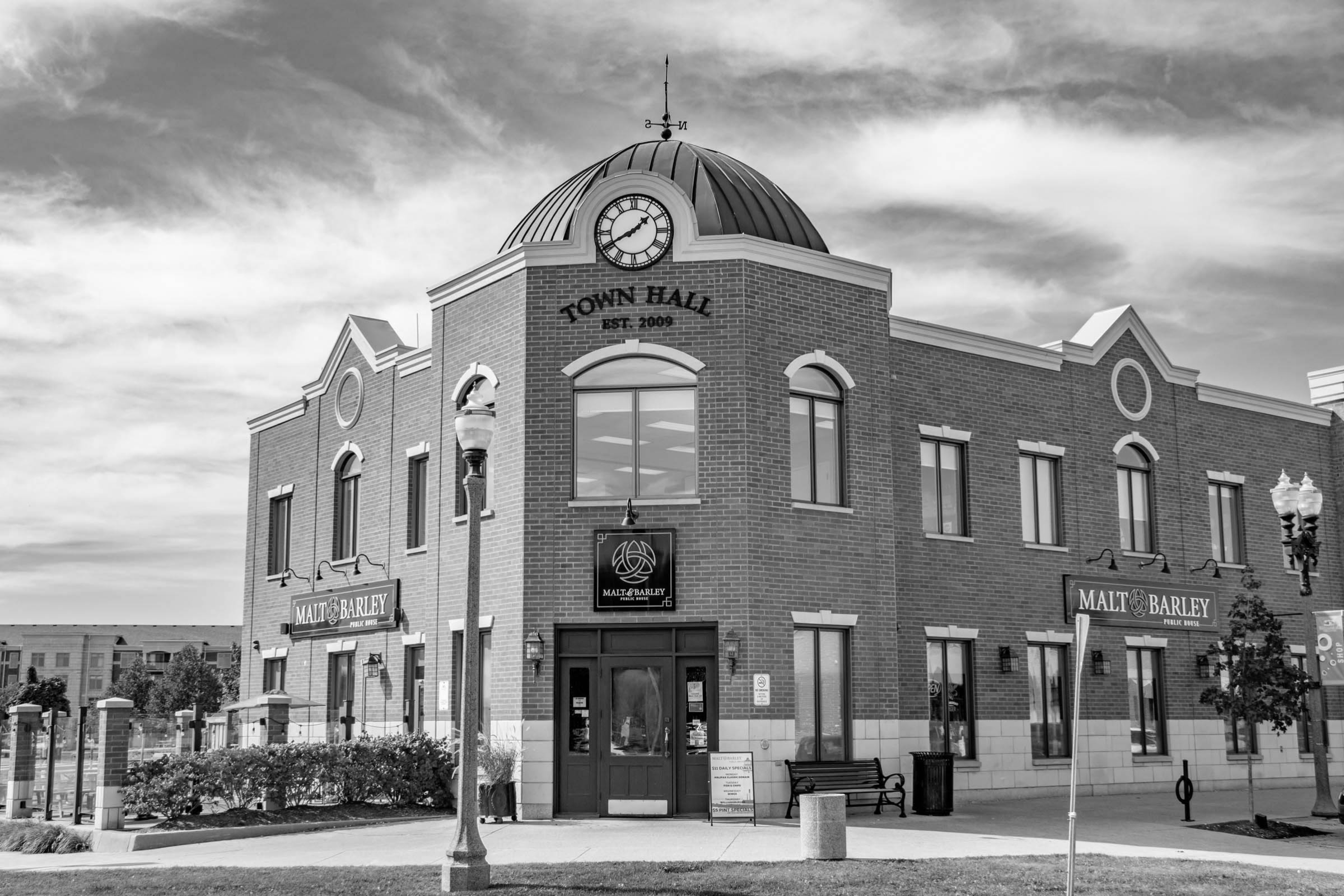 a photo of the restaurant malt & barley at the Williamsburg town hall building